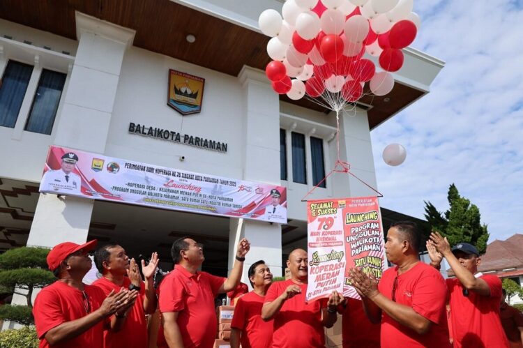 Wako Yota Balad Launching Koperasi Merah Putih se-Pariaman 1 LEPAS BALON—Wali Kota Pariaman Yota Balad dan Wakil Wali Kota Pariaman Mulyadi lepas balon ke udara saat melaunching koperasi merah putih.