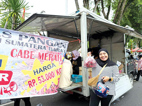 Kolaborasi Pemprov dan BI Sumbar, Pasar Murah Cabai Merah Hadir di CFD Padang 1 PASAR MURAH—
Salah satu masyarakat memperlihatkan cabai merah yang dibelinya
di Pasar Murah Cabai Merah di CFD Padang.