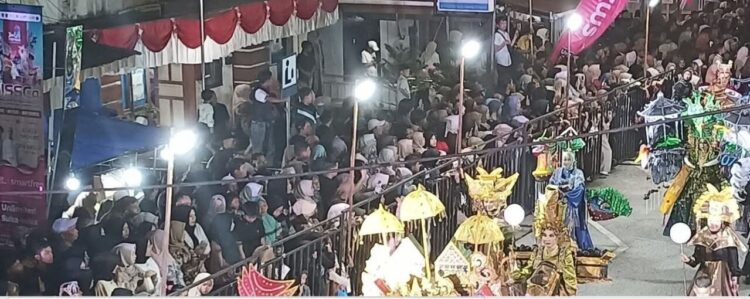 SISSCa 2025 Meriah, Songket Silungkang Makin Mendunia 1 PEMBUKAAN SISSCA 2025— Asisten Deputi Pemasaran Pariwisata Nusantara Kemenparekraf Erwita Dianti, membuka Sawahlunto International Songket Silungkang Carnaval (SISSCa) 2025.