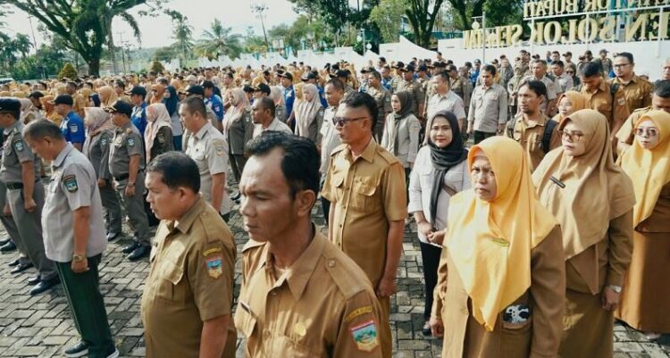 APEL GABUNGA— Seluruh ASN Pemkab Solsel mengikuti apel gabungan di halaman kantor Bupati Solok Selatan, Senin (8/9) pagi.