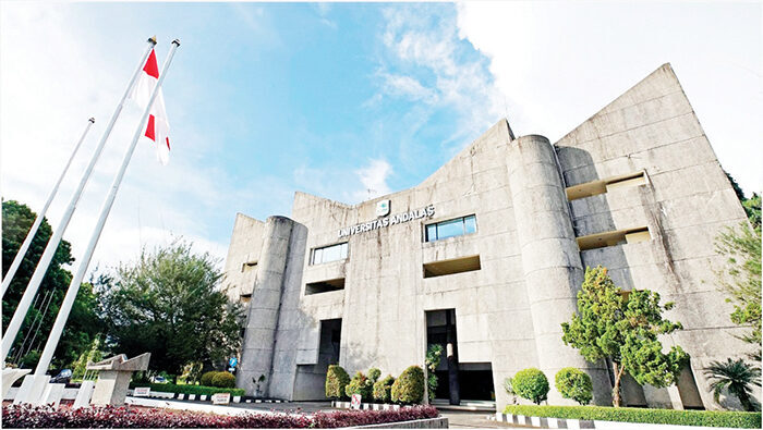 Unand Jadi Percontohan Nasional Digitalisasi Ijazah Kelulusan 1 PERCONTOHAN NASIONAL— Unand kembali mendapat pengakuan nasional sebagai pelopor transformasi digital pendidikan tinggi, mulai dari pionir dalam penerapan ijazah, transkrip nilai, hingga sertifikat profesi berbasis digital yang aman dan terverifikasi.