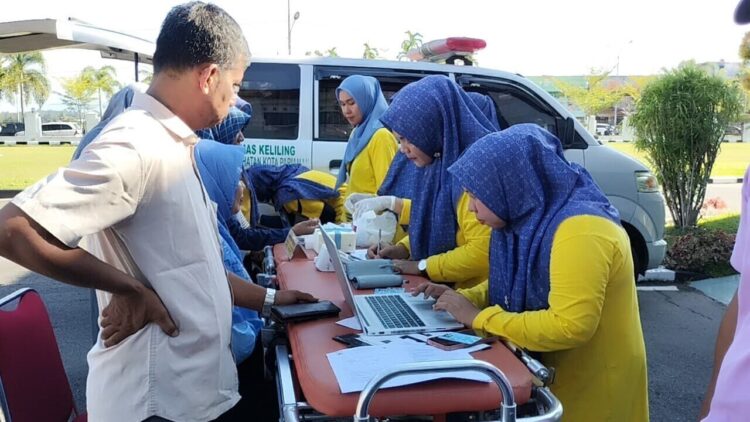 Pemko Pariaman Gelar GPM, Dinas Kesehatan Adakan Cek Kesehatan Gratis 1 LAYANAN KESEHATAN— Petugas medis dari Pemko Pariaman sedang melayani warga yang berobat gratis.