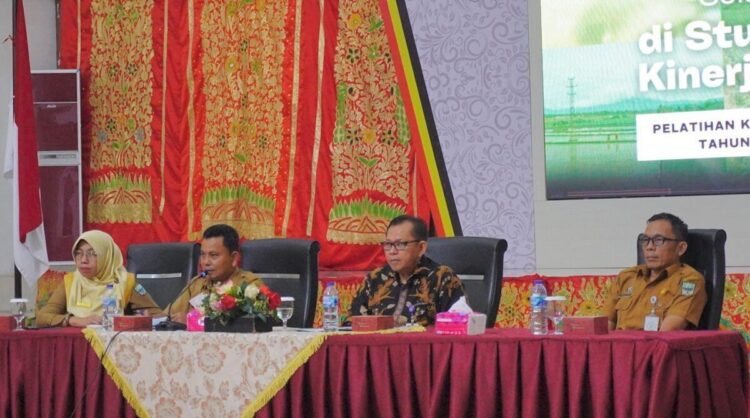 STUDI LAPANGAN—Rombongan peserta Kemendagri diterima Kepala BKPSDM PadangPariaman, Maizar, bersama jajaran dan sejumlah kepala perangkat daerah.