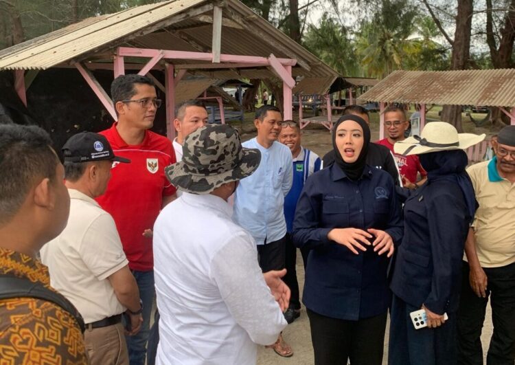 KUNJUNGI—Sekda Kabupaten Padangpariaman, Rudy Repenaldi Rilis, mendampingi kunjungan kerja Anggota Komisi IV DPR RI Cindy Monica Salsabila, ke Kampung Nelayan Merah Putih di Nagari Katapiang, Kecamatan Batang Anai.