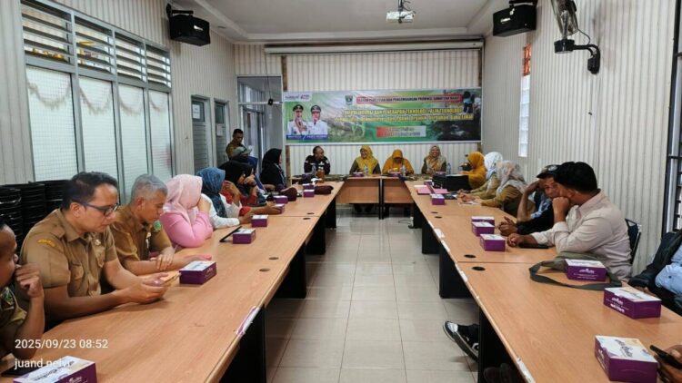 PELATIHAN—Puluhan petani di Kota Padang Panjang mendapat pelatihan pembuatan pupuk organik berbahan lokal yang digelar Dinas Pangan dan Pertanian (Dispangtan), Selasa (23/9), di Aula Dispangtan.