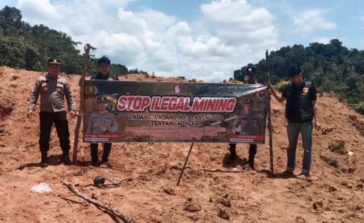 Polres Solok Selatan Pasang Spanduk Larangan Ilegal Mining di Lubuk Ulang Aling