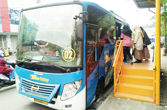Trans Padang Dibanjiri Keluhan Warganet, Bus Panas, Pramugara Wajib Selfie di Halte hingga Sopir Ugal-ugalan, Mastilezal Aye: Bus Koridor 1 Harus Diremajakan 1 PERLU PEMBENAHAN— Sejumlah warganet di media sosial, membanjiri kritikan terhadap layanan bus Trans Padang. Aturan baru yang mewajibkan bus berhenti di setiap halte dan pramugara mengambil foto sebagai bukti pelayanan justru dianggap tidak efisien, menambah beban petugas serta membuat penumpang telat sampai tujuan.