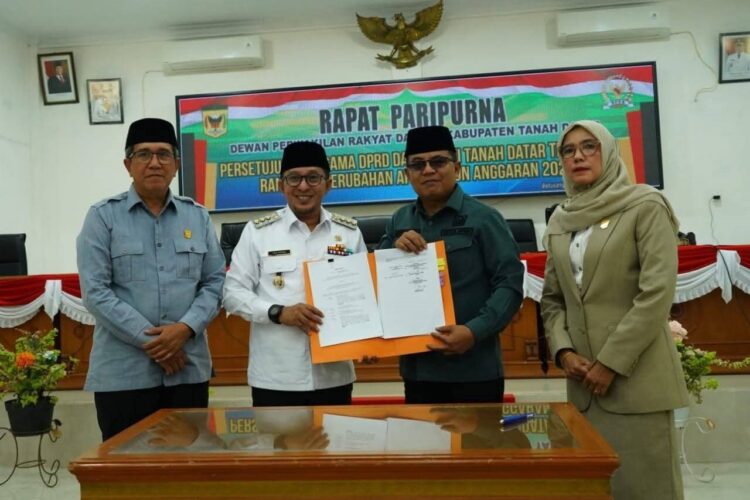PENETAPAN RANPERDA— Bupati Eka Putra dan Ketua DPRD Anton Yondra didampingi Wakil Ketua Nurhamdi Zahari dan Kamrita perlihatkan kesepakatan persetujuan Rancangan Peraturan Daerah Anggaran Pendapatan dan Belanja Daerah APBD) Perubahan tahun 2025 menjadi Peraturan Daerah (Perda).