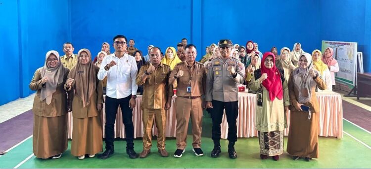Komitmen Cegah Kekerasan terhadap Perempuan 1 FOTO BERSAMA—
Kepala Dinas Sosial, Pemberdayaan Masyarakat, Desa, Pengendalian Penduduk, dan Pemberdayaan Perempuan dan Anak (PMDPPA) Kota Sawahlunto, Efriyanto menghadiri rapat koordinasi pencegahan kekerasan terhadap perempuan,
di Aula Kantor Camat Barangin.
