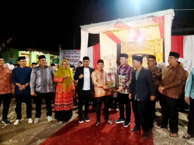 MTQ Tingkat Kecamatan Sintoga Ditutup 1 PENUTUPAN MTQ— Wakil Bupati Padangpariaman Rahmat Hidayat memberikan piala dan hadiah saat penutupan MTQ.