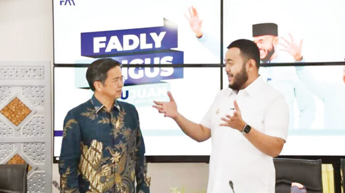 BERTEMU KONJEN— Wako Padang Fadly Amran, melakukan pertemuan dengan Konsul Jenderal Jepang di Medan, Furugori Toru, di Kediaman Resmi Wali Kota, Rabu (24/9). Wako berharap akan ada banyak peluang bagi para pelajar berprestasi Kota Padang untuk menempuh pendidikan tinggi di Jepang.