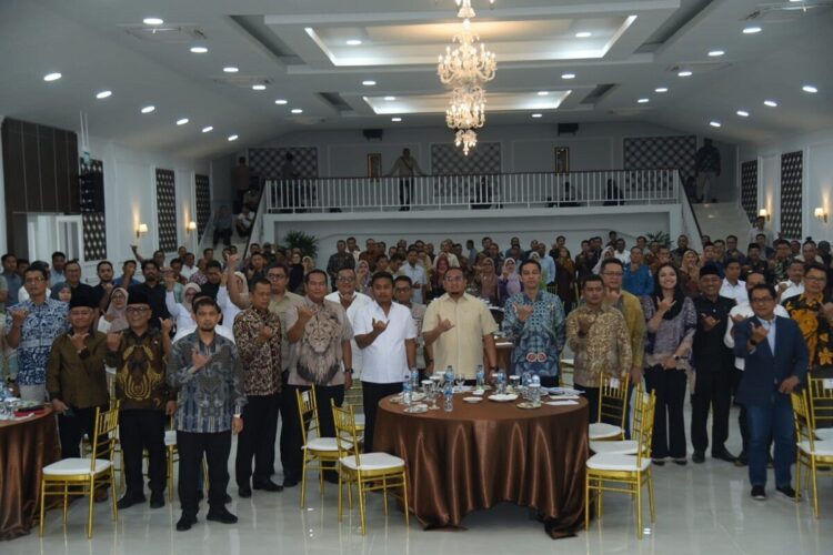 RAPAT KOORDINASI— Wali Kota Pariaman Yota Balad saat bersama Wakil Ketua Komisi VI DPR RI, Andre Rosiade dalam rapat koordinasi gubernur dan wakil gubernur serta kepala daerah se Sumatera Barat di Kota Sawahlunto. Saat itu Walikota Pariaman  mengajukan  proposal pembangunan untuk Kota Pariaman.