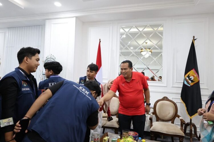 Wako Pariaman Dukung Progul Satu Keluarga Satu Hafidz dan Kembali ke Surau 1 TUNTASKAN KKN—Wali Kota Pariaman Yota Balad saat menyalami mahasiswa Fakultas Tarbiyah Universitas Perguruan Tinggi Ilmu Qur’an (PTIQ) Jakarta yang baru saja selesai melaksanakan program Kuliah Khidmah Mahasiswa (KKM) di Kota Pariaman.