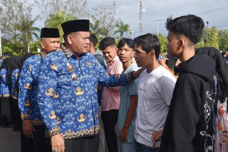 PELEPASAN MAHASISWA—Wali Kota Pariaman Yota Balad  saat melepas 15 orang mahasiswa ke Universitas Nasional (UNAS) PASIM Bandung yang mendapatkan bantuan melalui program unggulan Saga Saja Plus.
