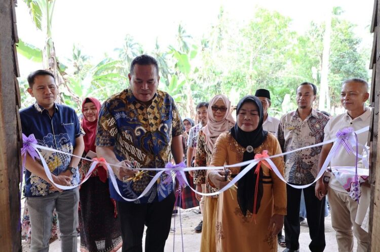 PERESMIAN—Wali Kota Pariaman Yota Balad meresmikan peresmian peternakan ayam petelur Usaha Dagang (UD) Jaenab Fresh Farm Eggs milik bapak Surya Saputra di Dusun Rimbo Sitapuang, Desa Rambai Kecamatan Pariaman Selatan.