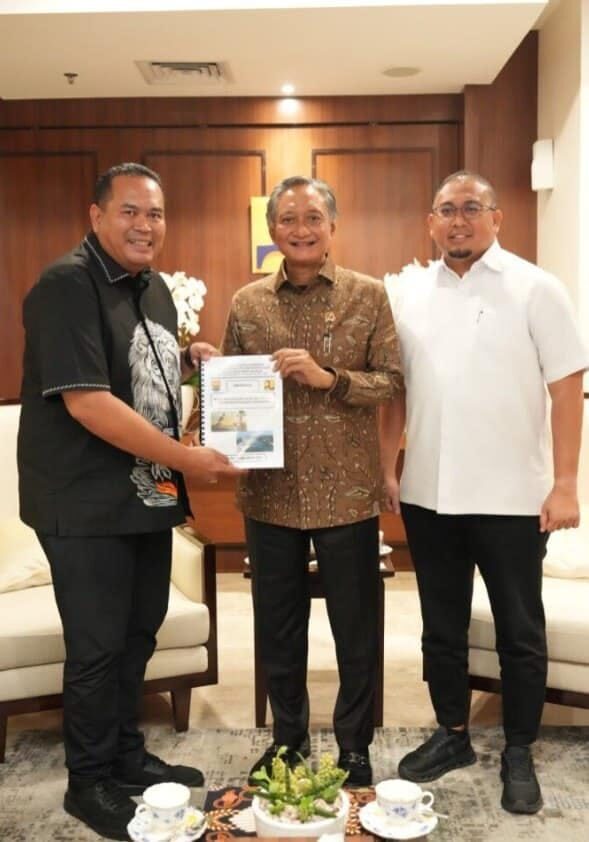 Usulkan Pembangunan Insfratruktur, Wali Kota Pariaman Yota Balad Temui Menteri PU 1 SERAHKAN PROPOSAL— Wali Kota Pariaman Yota Balad saat serakan proposal pembangunan pada Menteri Menteri Pekerjaan Umum (PU) RI Dody Hanggodo didampingi anggota DPR RI Komisi VI Andre Rosiade.