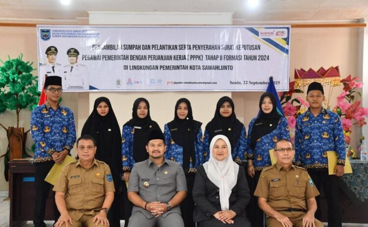 Wawako Sawahlunto Lantik 7 PPPK Tahap 2 Tahun 2024 1 PELANTIKAN— Wakil Wali Kota Sawahlunto Jeffry Hibatullah melantik dan mengambil sumpah jabatan tujuh Pegawai Pemerintah dengan Perjanjian Kerja (PPPK) Tahap II Formasi Tahun 2024, di Aula RSUD Sawahlunto.