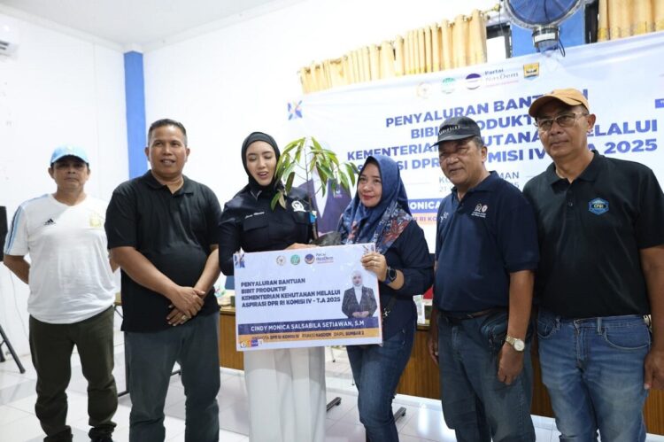 BANTUAN BIBIT UNGGUL— Wakil Wali Kota Pariaman Mulyadi serahkan bibit tanaman unggul produktif.