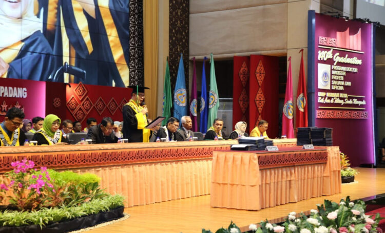 UNP Wisuda 3.673 Lulusan, Jembatani Tamatan dengan Dunia Kerja, Perkuat Sinergi Kampus dan Industri 1 WISUDA— Rektor UNP, Krismadinata, Ph.D melantik 1.230 lulusan pada wisuda hari kedua Minggu (21/9) dari total wisuda 3.673 lulusan pada Wisuda Periode ke-140 UNP di Auditorium UNP