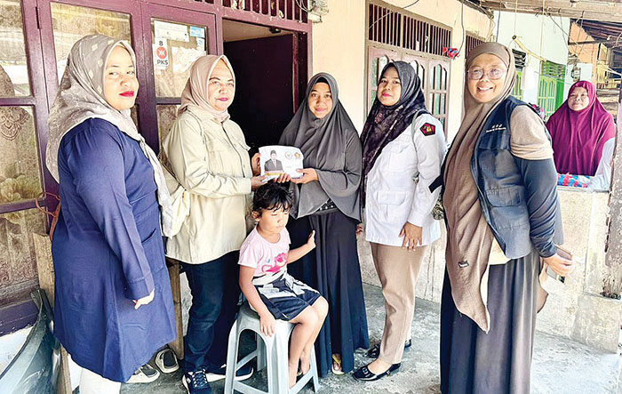 Andre Rosiade Bantu Rp20 Juta untuk Ibu Tiga Anak yang Terpaksa Menjadi Kuli Batu di Padangpariaman 1 SERAHKAN BANTUAN— Tim dari Wakil Ketua Komisi VI DPR RI Andre Rosiade, menyerahkan bantuan sebesar Rp20 juta untuk Yulidawati (29), seorang ibu rumah tangga yang viral karena bekerja keras sebagai kuli batu demi menghidupi ketiga buah hatinya yang masih kecil.