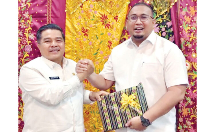 PEMBANGUNAN UNDERPASS— Wakil Ketua Komisi VI DPR RI Andre Rosiade bersama Bupati Agam Benni Warlis, saat bertemu di Rumah Dinas Bupati Agam, Lubuk Basung, beberapa waktu lalu. Pemkab Agam diminta membuat proposal untuk pembangunan underpass di Padang Luar.