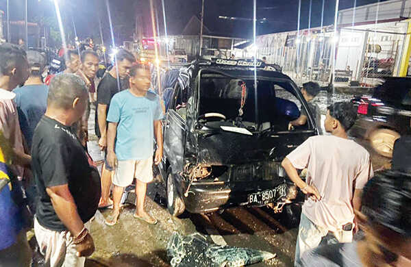 Mobil Pikap Kecepatan Tinggi Seruduk Dua Motor, 1 Tewas di Tempat, 2 Luka-luka, Diduga Gegara Sopir Salah Injak Pedal Gas 1 KECELAKAAN— Kondisi mobi pikap
yang menabrak dua sepeda moto di kawasan Tangah Sawah Laweh, Nagari Pasar Bukit, Kecamatan Linggo
Sari Baganti, Kabupaten Pesisir Selatan.