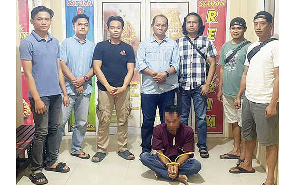 PERKOSA PUTRI TIRI— Pelaku MJ (53) yang memperkosa putri tirinya ditangkap Tim Satreskrim Polres Dharmasraya.