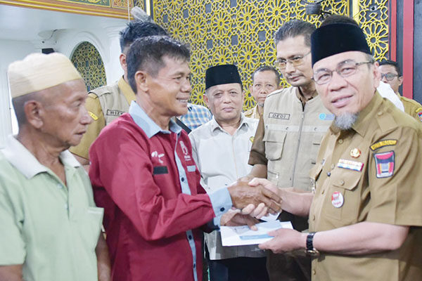 BANTUAN KORBAN KEBAKARAN— Wakil Wali Kota Padang, Maigus Nasir menyalurkan bantuan senilai Rp215 juta kepada kepada 36 kepala keluarga (KK) korban kebakaran di Jalan Pemancungan RT 003/RW 005, Kelurahan Pasar Gadang, Kecamatan Padang Selatan.