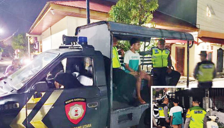 Sepasang Mahasiswa Ketahuan Mesum di Kamar Kos 1 KETAHUAN MESUM— Sepasang mahasiswa yang ketahuan mesum di kamar kos di Jalan Cendrawasih, Kelurahan Air Tawar Barat, Kecamatan Padang Utara, diserahkan ke Polisi.