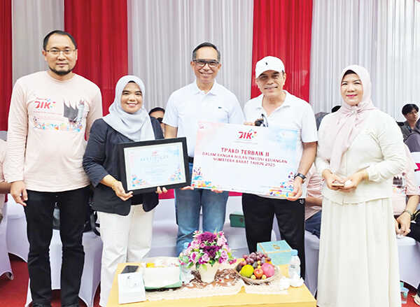 Pemkab Solok Raih Penghargaan TPAKD Terbaik 2 se-Sumbar 1 TERIMA PENGHARGAAN— Sekda Kabupaten Solok, Medison didampingi Asisten II Jefrizal, Kabag Perekonomian Yossi Agusta, dan jajaran saat menerima penghargaan dari OJK Sumbar sebagai TPAKD terbaik 2.