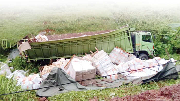 Sopir Ngantuk, Truk Bermuatan Kertas HVS Terperosok ke Jurang 1 TERPEROSOK— Truk yang membawa kertas HVS terperosok ke jurang di Jorong Koto Panjang, Kenagarian Pangkalan, Kecamatan Pangkalan Koto Baru, Kabupaten Limapuluh Kota.