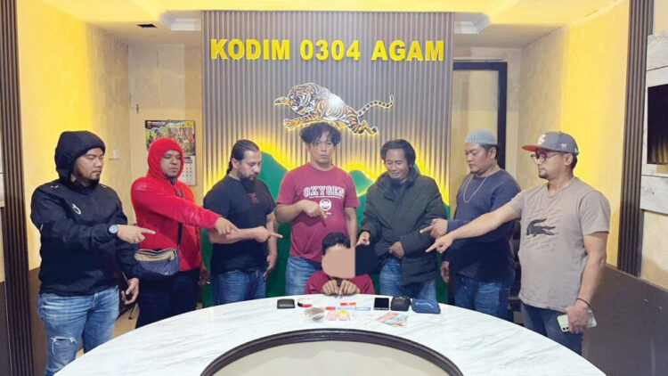 BANDAR NARKOBA— Pelaku V (45) yang diduga sebagai bandar narkoba ditangkap Tim Intel Kodim 0304/Agam.