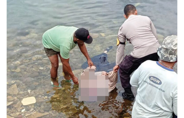 Usai Bertemu Pacar, Mahasiswi Ditemukan Tewas Mengapung di Danau Maninjau 1 EVAKUASI— Polisi bersama warga mengevakuasi jenazah mahasiswi yang mengapung
di Danau Maninjau.