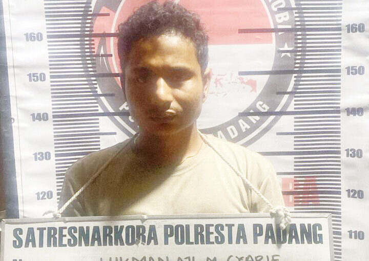 Pengedar Sabu Diciduk di Gedung Kosong 1 PENGEDAR— Pelaku Lukman (30) yang diduga sebagai pengedar sabu ditangkap Tim Satresnarkoba Polresta Padang.