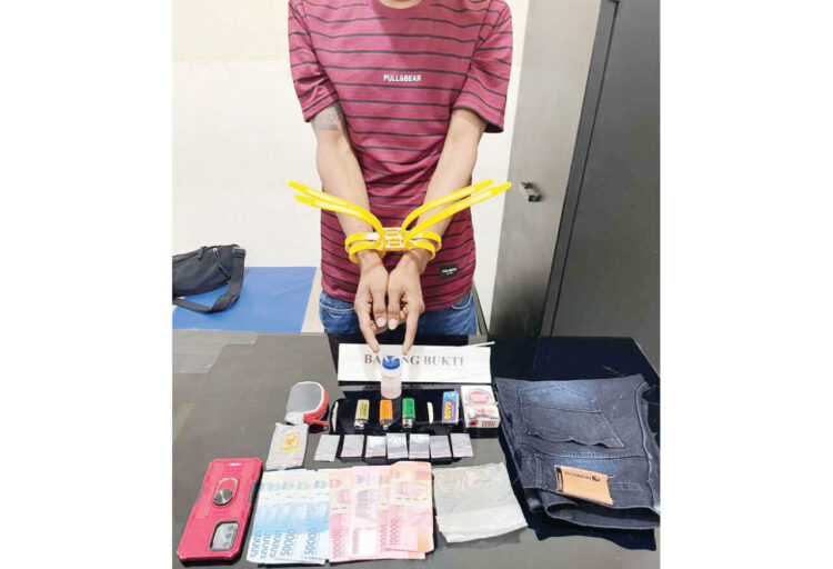 Terima Laporan dari Warga, Intel Kodim Agam Ciduk Pengedar Sabu dan Ganja 1 PENGEDAR— Pelaku IN (31) yang diduga sebagai pengedar sabu dan ganja ditangkap Intel Kodim Agam.