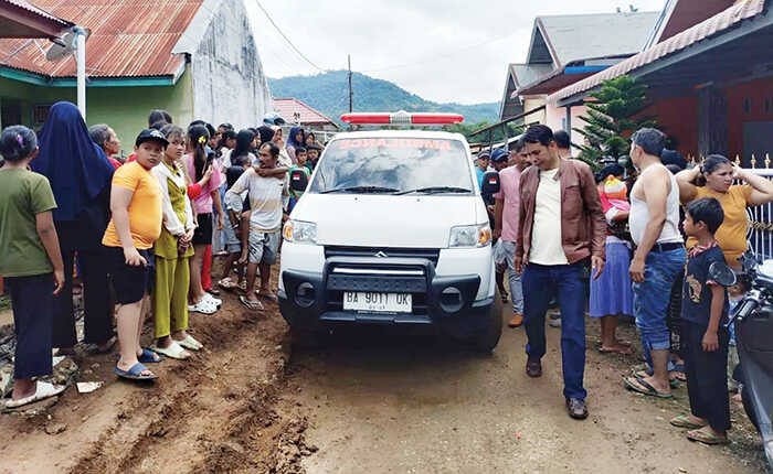 GANTUNG DIRI— Jenazah korban yang ditemukan tewas gantung diri di Kelurahan Cengkeh Nan XX, Kecamatan Lubuk Begalung, dibawa ke RS Bhayangkara Padang.