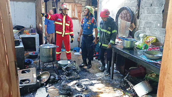 Rumah Milik Rifki Nyaris jadi Abu, Dapur Hangus Terbakar 1 KEBAKARAN— Petugas Damkar memadamkan api yang membakar dapur rumah di di Teluk Nibung, Kelurahan Gates, Kecamatan Lubuk Begalung, Kota Padang.