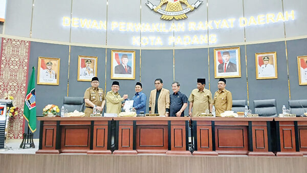 Wawako Maigus Nasir Sampaikan Nota Pengantar Ranperda APBD Tahun 2026 1 WAWAKO Maigus Nasir menyerahkan nota pengantar Ranperda tentang APBD tahun 2026, diterima oleh Ketua DPRD Padang, Muharlion.