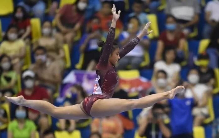 ATLET SENAM— Pesenam putri Indonesia Rifda Irfanaluthfi beraksi di balok keseimbangan pada nomor tunggal putri semua alat (all round) Senam Artistik SEA Games 2021 Vietnam di Quan Ngua Sports Palace.