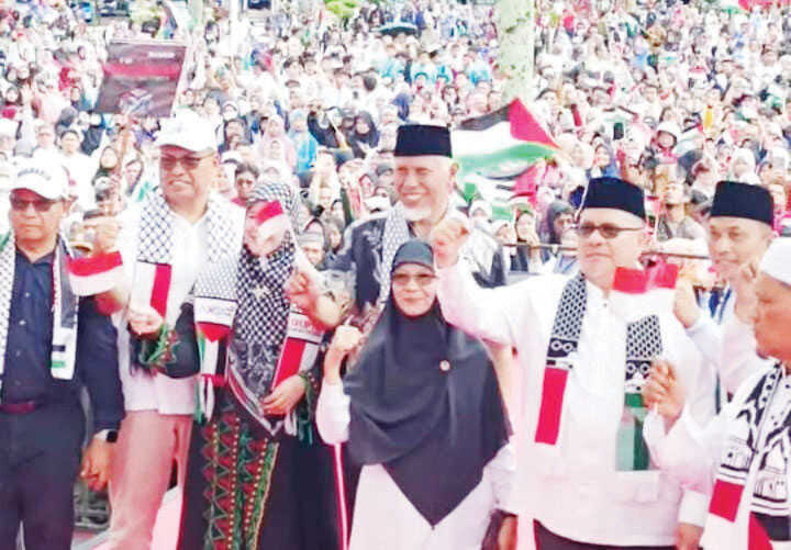 Dukung Aksi Bela Palestina di Padang, Ketua DPRD Sumbar Muhidi: Tumbuhkan Semangat Persaudaraan dan Kemanusiaan 1 AKSI BELA PALESTINA— Ketua DPRD Sumbar, Muhidi menghadiri Aksi Bela Palestina di halaman Kantor Gubernur.