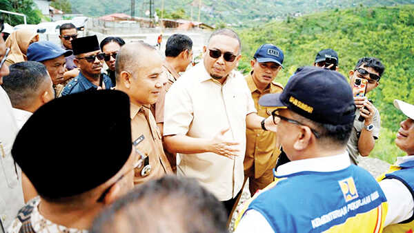 PENINJAUAN PROYEK-- Wakil Ketua Komisi VI DPR RI yang juga Ketua DPD Gerindra Sumbar saat melakukan peninjauan proyek pembangunan di Sumbar, beberapa waktu lalu.