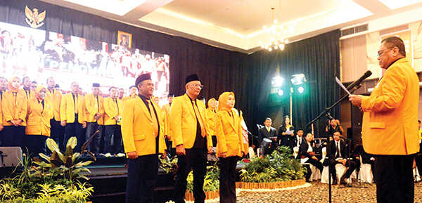 PELANTIKAN— Ketua DPP Partai Hanura, Oesman Sapta Odang melantik pengurus DPD Hanura Sumbar periode 2025-2030 yang diketuai oleh Edi Naswany, Minggu (19/10).