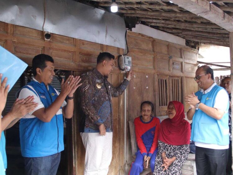 Simbolis penyalaan listrik program “Berbagi Cahaya, Menumbuhkan Harapan” di rumah salah satu penerima manfaat di Desa Bogor, Kecamatan Cawas, Kabupaten Klaten, Jawa Tengah, Ngadinem (kedua dari kanan) oleh Bupati Klaten, Hamenang Wajar Ismoyo (kedua dari kiri) didampingi Direktur Manajemen Proyek dan Energi Baru Terbarukan PLN, Suroso Isnandar (kanan) dan General Manager PLN Unit Induk Pembangunan Jawa Bagian Timur dan Bali, Moh. Fathol Arifin (kiri).