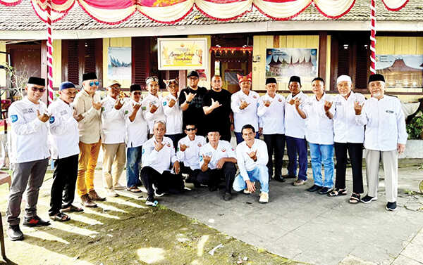 BANTUAN AMBULANS DAN UANG— Ketum DPP Ikatan Keluarga Minang (IKM) Andre Rosiade melakukan kunjungan kerja ke Kota Ternate Provinsi Maluku Utara (Malut), Sabtu (25/10). Dalam kunjungan itu Andre memberikan bantuan Rp100 juta dan akan memberikan satu unit ambulans untuk perantau melalui DPW IKM Malut.