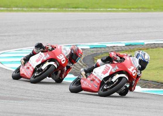 BALAPAN— Pebalap muda binaan PT Astra Honda Motor (AHM) melaju kencang pada ajang Idemitsu Asia Talent Cup (IATC) 2025 di Sirkuit Sepang, Malaysia.