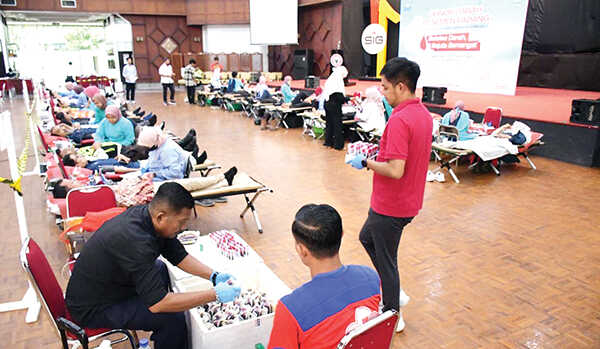 Setetes Darah, Sejuta Semangat di Hari Sumpah Pemuda, 345 Kantong Darah Terkumpul di Donor Darah PT Semen Padang 1 DONOR DARAH— Memanfaatkan momentum Hari Sumpah Pemuda, PT Semen Padang kembali menunjukkan komitmennya terhadap kemanusiaan dan kepedulian sosial melalui kegiatan donor darah bertajuk “Setetes Darah, Sejuta Semangat”, di GSG Semen Padang, Selasa (28/10).