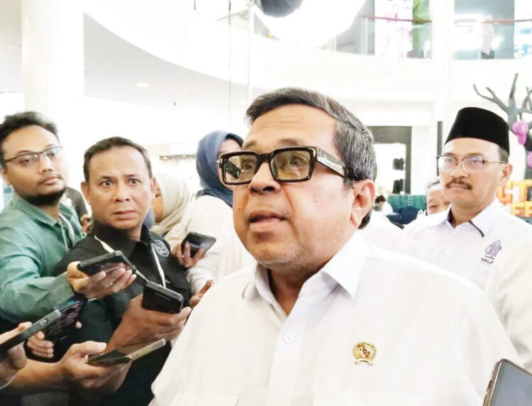 PAPARAN— Kepala Badan Penyelenggara Jaminan Produk Halal (BPJPH) Ahmad Haikal Hasan memberikan paparan soal kebijakan sertifikasi halal (6/10).