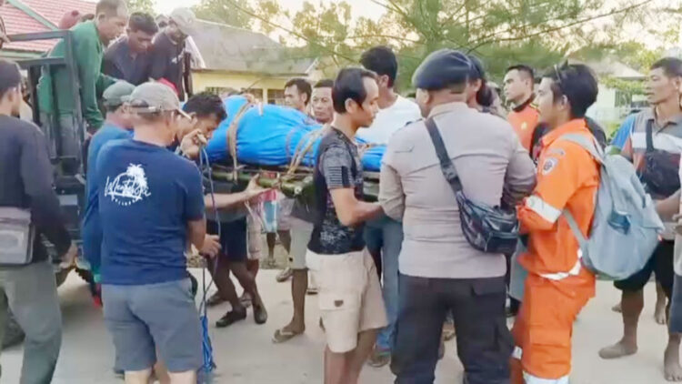 Hilang Kontak saat Melaut, Satu Nelayan Tewas, 2 Selamat 1 EVAKUASI— Timn SAR gabungan bersama warga mengevakuasi jenazah nelayan yang ditemukan meninggal usai hilang kontak saat melaut di perairan Pulau Niau, Kecamatan Siberut Daya, Kabupaten Kepulauan Mentawai.