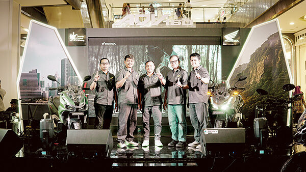 Honda Hayati Luncurkan New Honda ADV160, Hadir dengan Desain yang Gagah dan Fitur Canggih 1 LAUNCHING— Jajaran manajemen PT. Hayati Pratama Mandiri saat peluncuran New Honda ADV 160, Sabtu (4/10) di Basko City Mall, Padang.