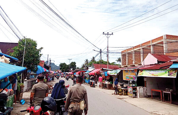 Tetap Diawasi, Pasar Pagi Parak Laweh sudah Tak Macet lagi, Satpol PP Kembali Tertibkan PKL ‘Nakal’ di Trotoar 1 PENGAWASAN— Satpol PP Kota Padang Bawah Kendali Operasi (BKO) Kecamatan Lubuk Begalung terus melakukan pengawasan secara intensif setiap pagi di kawasan Pasar Pagi Parak Laweh, Selasa (30/9). Warga sudah merasakan kenyamanan melewati Pasar Pagi Parak Laweh, karena tak ada lagi kemacetan, pedagangnya sudah mulai teratur.